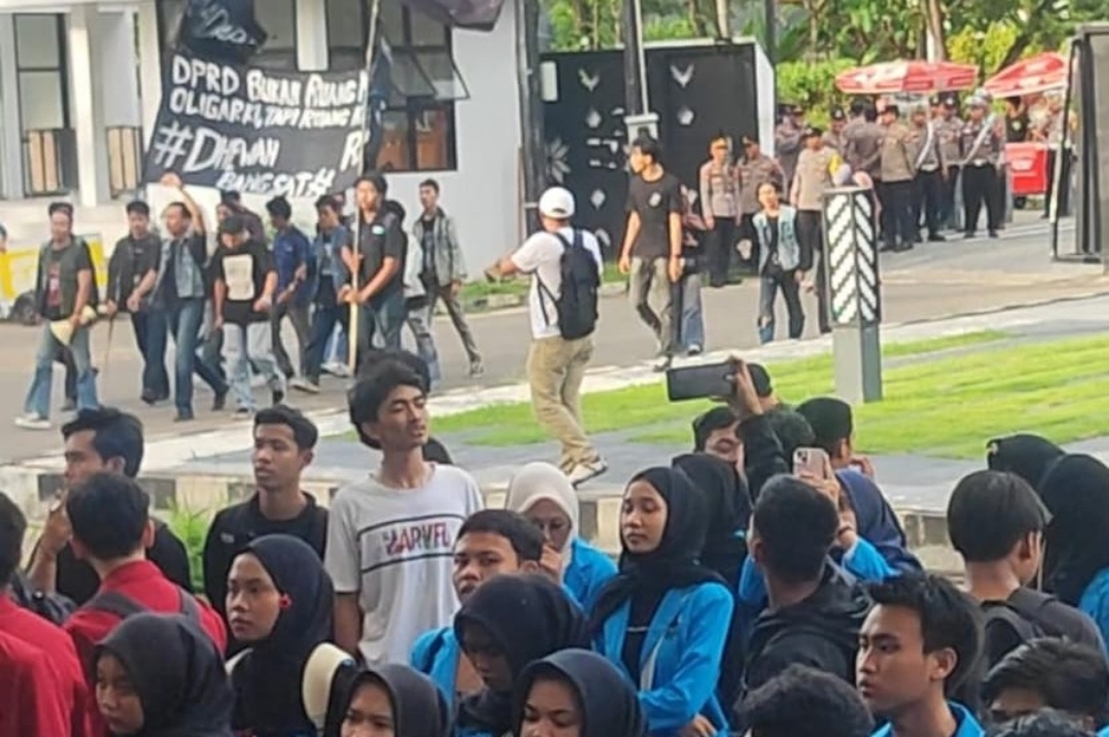 Para peserta aksi kembali mendatangi Gedung DPRD Kalimantan Barat pada Rabu (26/11).