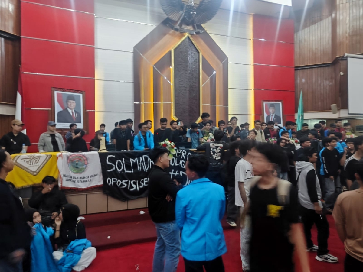 Massa aksi menduduki Ruang Paripurna DPRD Kalbar, pada Rabu (26/11).