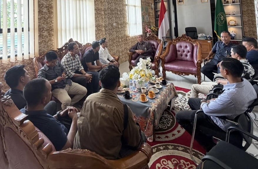 Ketua PN Ketapang, Leo Sukarno, berbincang dengan AJK, Selasa (25/11).