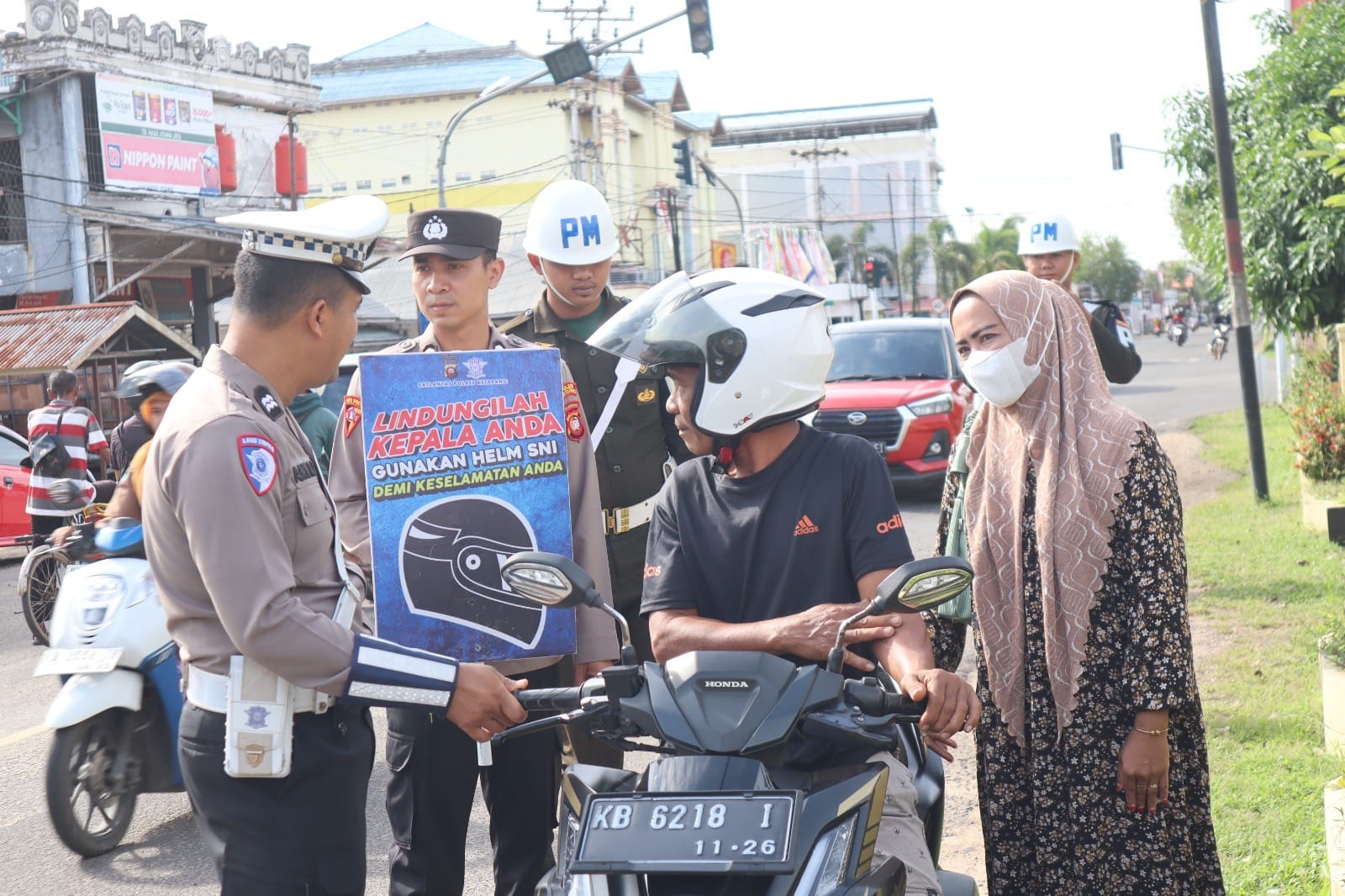 Polisi memberikan teguran kepada pengendara yang melanggar.
