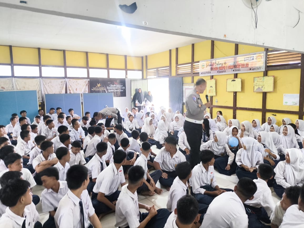 PGTS : Kegiatan Police Goes To School (PGTS) di SMPN 01 Simpang Hilir oleh Satlantas Polres Kayong Utara di SMPN 01 Simpang Hilir.