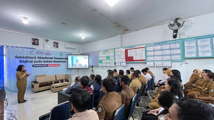 Sekretaris Dinas Kesehatan Sintang, Rosa Trifina, menyampaikan urgensi percepatan digitalisasi layanan kesehatan pada sosialisasi di Puskesmas Tempunak.