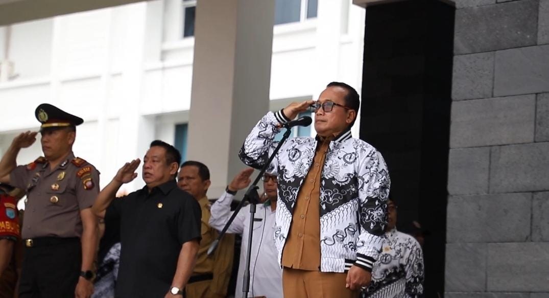 Bupati Kubu Raya, Sujiwo, memimpin upacara peringatan Hari Guru Nasional di halaman Kantor Bupati, Selasa (25/11).