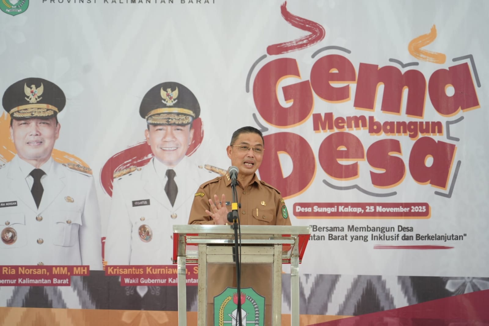 PELUNCURAN PROGRAM: Gubernur Kalbar Ria Norsan berfoto bersama Wakil Bupati Kubu Raya Sukiryanto, serta tamu lainnya yang hadir dalam peluncuran program prioritas Gema Membangun Desa.