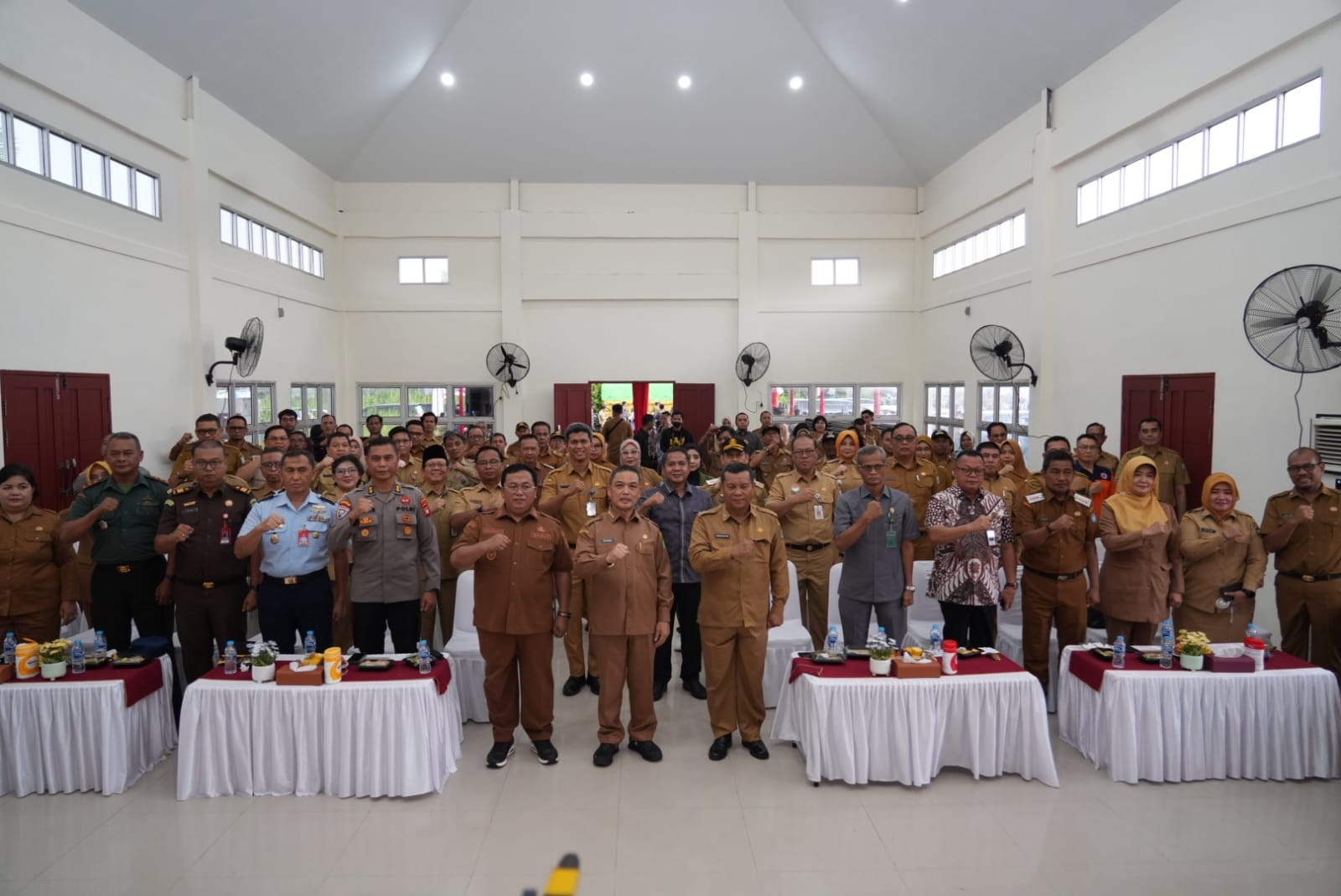 SAMBUTAN: Gubernur Kalimantan Barat Ria Norsan saat memberikan sambutan sekaligus meluncurkan program prioritas Gema Membangun Desa.