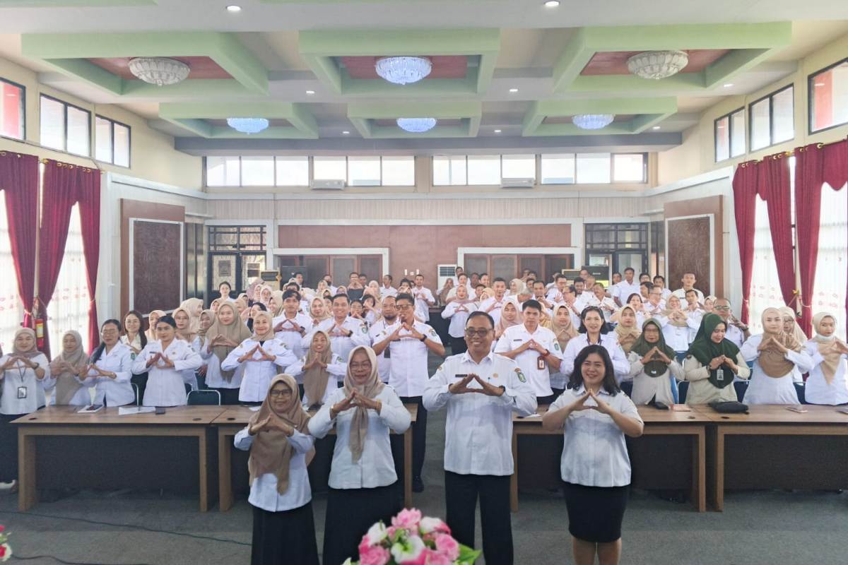 Para peserta berfoto bersama di sela-sela kegiatan Sosialisasi Pengelolaan Arsip Dinamis.