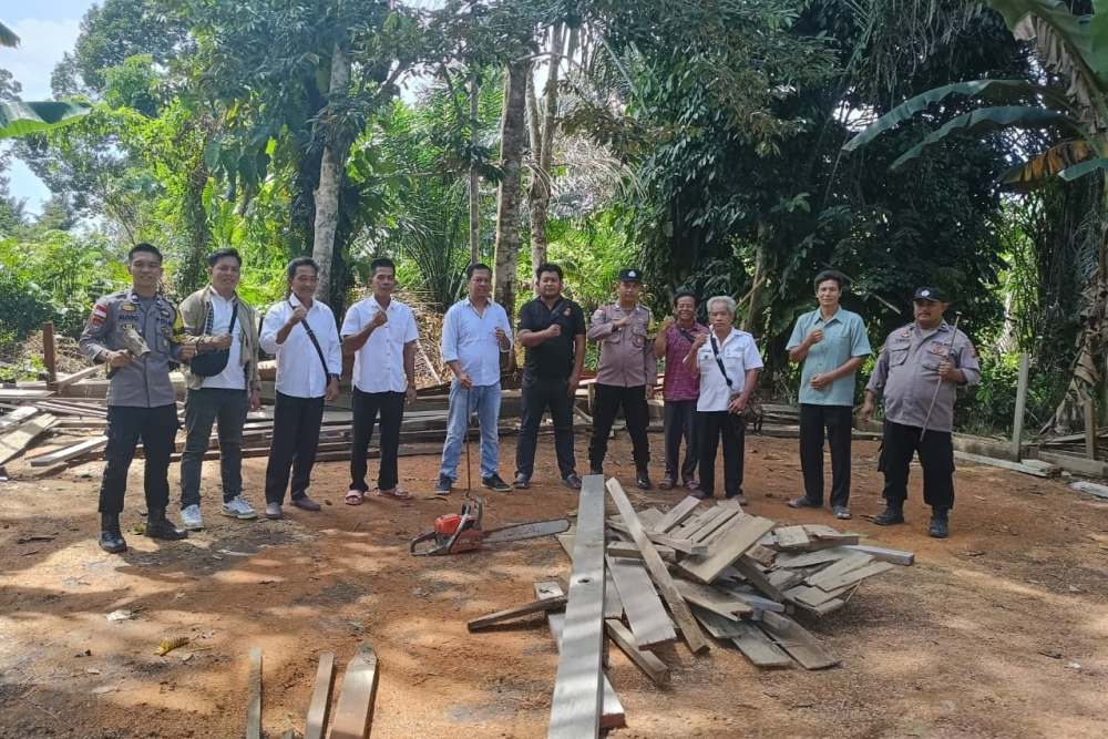 Anggota Polsek Putussibau Selatan bersama perangkat desa Sayut Kecamatan Putussibau Selatan saat membongkar arena judi sabung ayam.