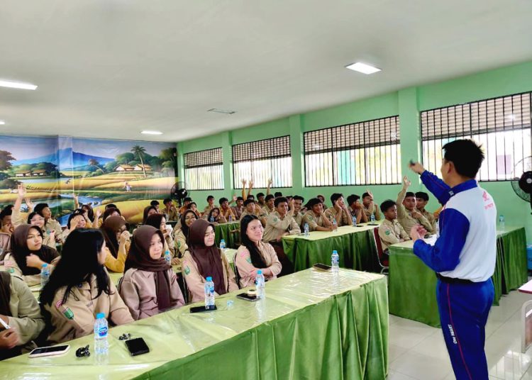 Siswa SMA 3 Pontianak mengikuti edukasi Safety Riding Astra Motor Kalbar untuk meningkatkan kesadaran berkendara aman.