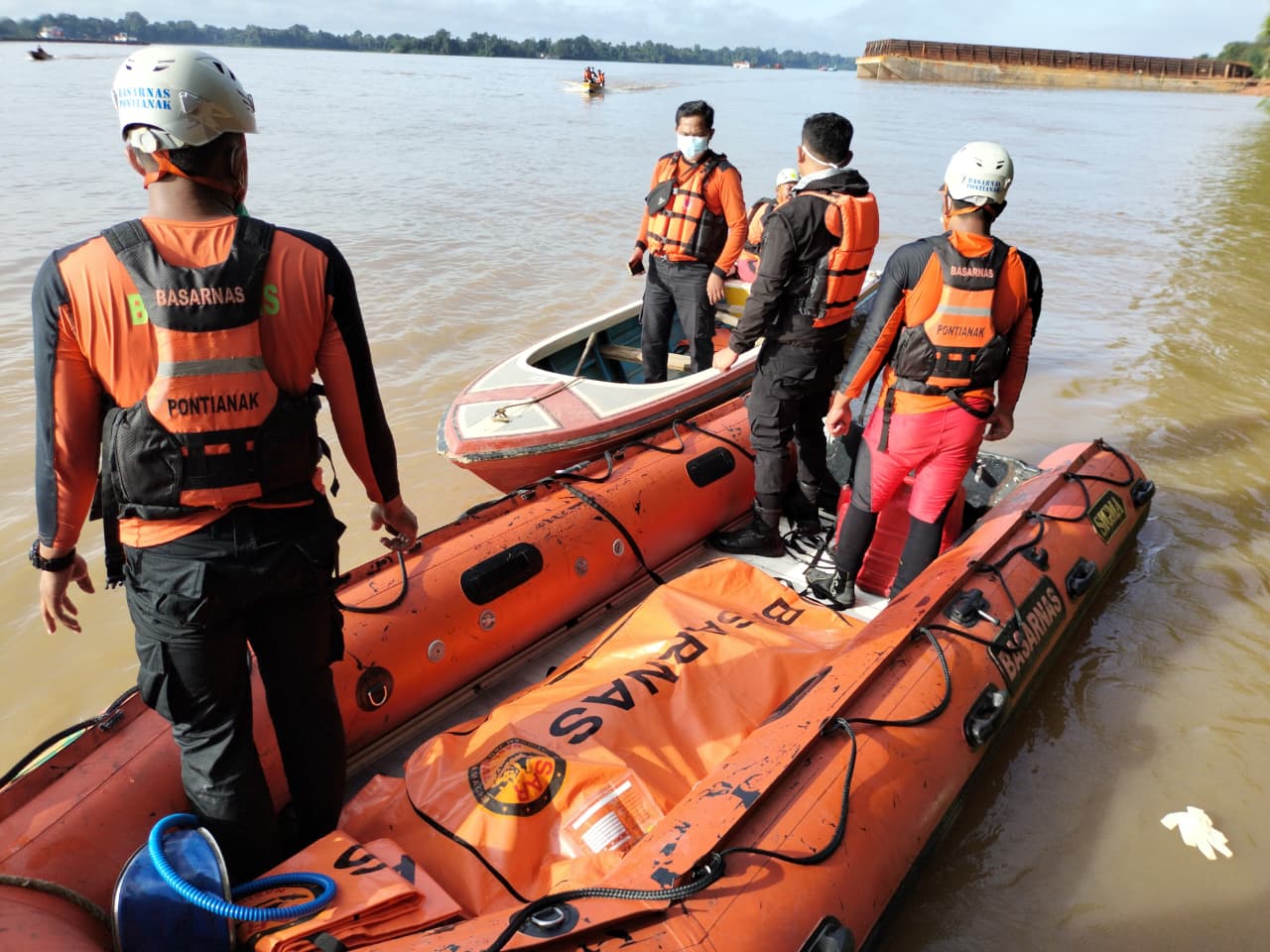 Tim SAR melakukan pencarian korban tenggelam di wilayah Sungai Kapuas, Sanggau.