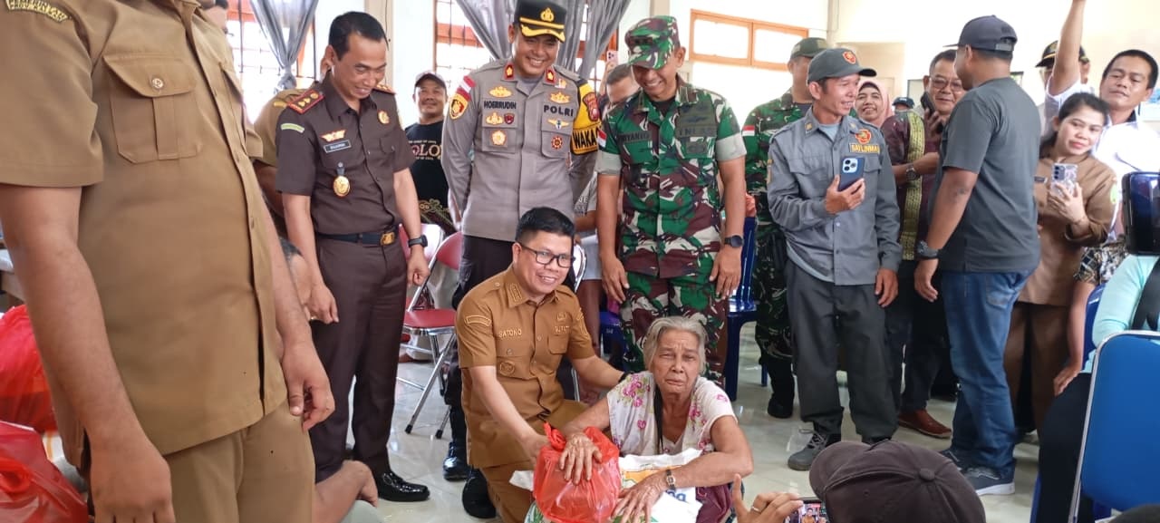BANTUAN: Bupati Sambas menyerahkan bantuan beras Presiden RI kepada masyarakat daerah perbatasan di Kaliau, Kecamatan Sajingan Besar.