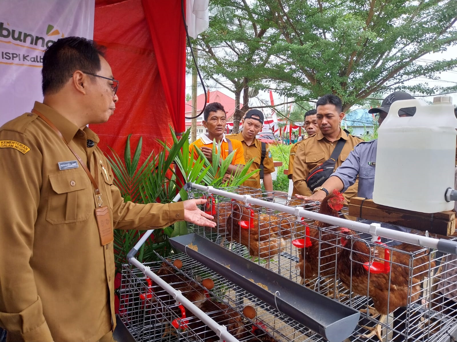 SEDERHANA: Kepala Disbunnak Kalbar Heronimus Hero, memperlihatkan kandang ayam petelur sederhana saat kegiatan Gema Membangun Desa, Selasa (25/11).