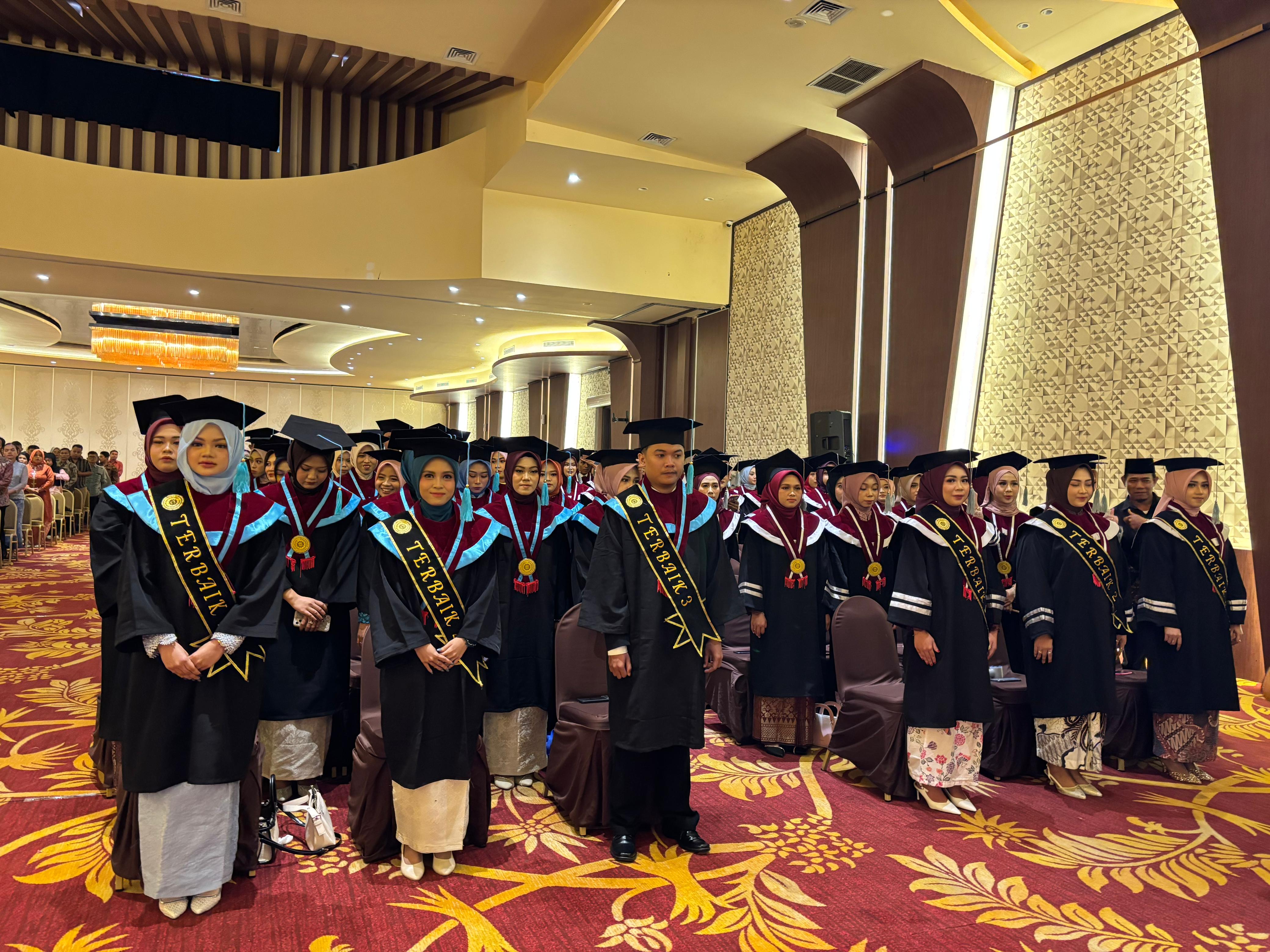 WISUDA: pengukuhan para wisudawan Itekes Muhamadiyah Kalbar periode II tahun akademik 2024/2025.