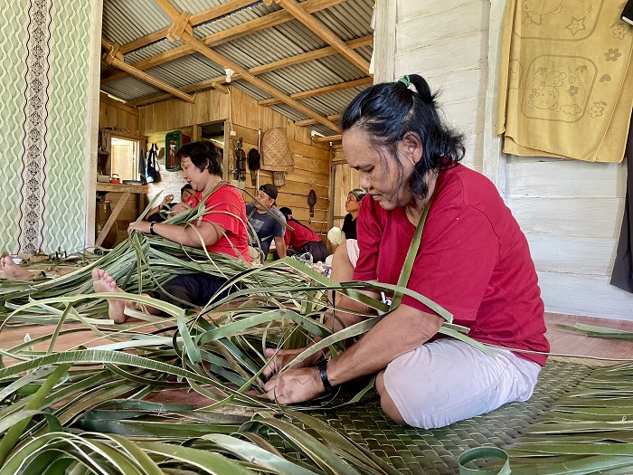 KERAJINAN DAUN PEPURUK: Menganyam daun perupuk bersama merupakan kegiatan pelengkap para inuk-inuk beteras di Dusun Silit untuk membantu perekonomian rumah tangga, sekaligus melestarikan budaya.