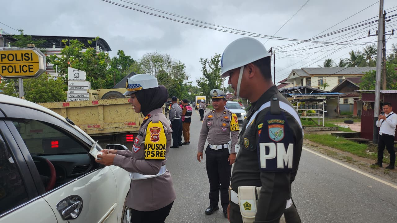 Kasat Lantas Polres Mempawah memimpin langsung operasi zebra di Sungai Pinyuh.