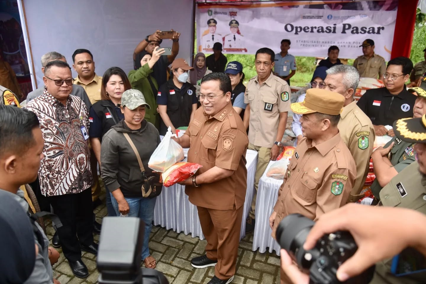 GEMA MEMBANGUN DESA: Wabup Kubu Raya, Sukiryanto menghadiri pembukaan Gema Membangun Desa di Halaman Kantor Camat Sungai Kakap, Selasa (25/11).