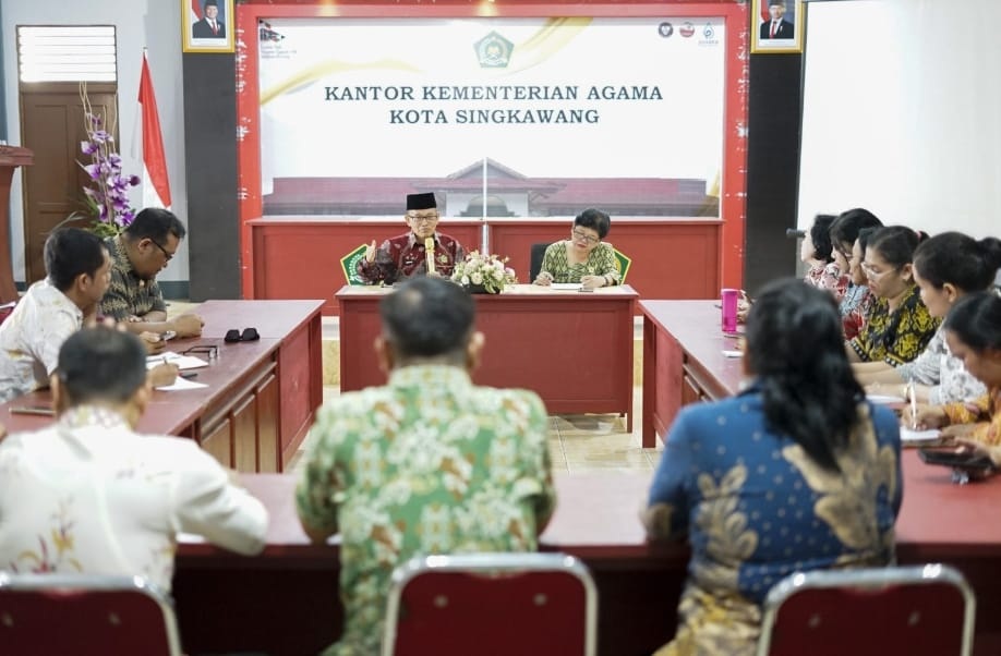 Kepala Kantor Kemenag Singkawang, Muhlis, memimpin rapat pembentukan panitia untuk Perayaan Natal Kemenag.