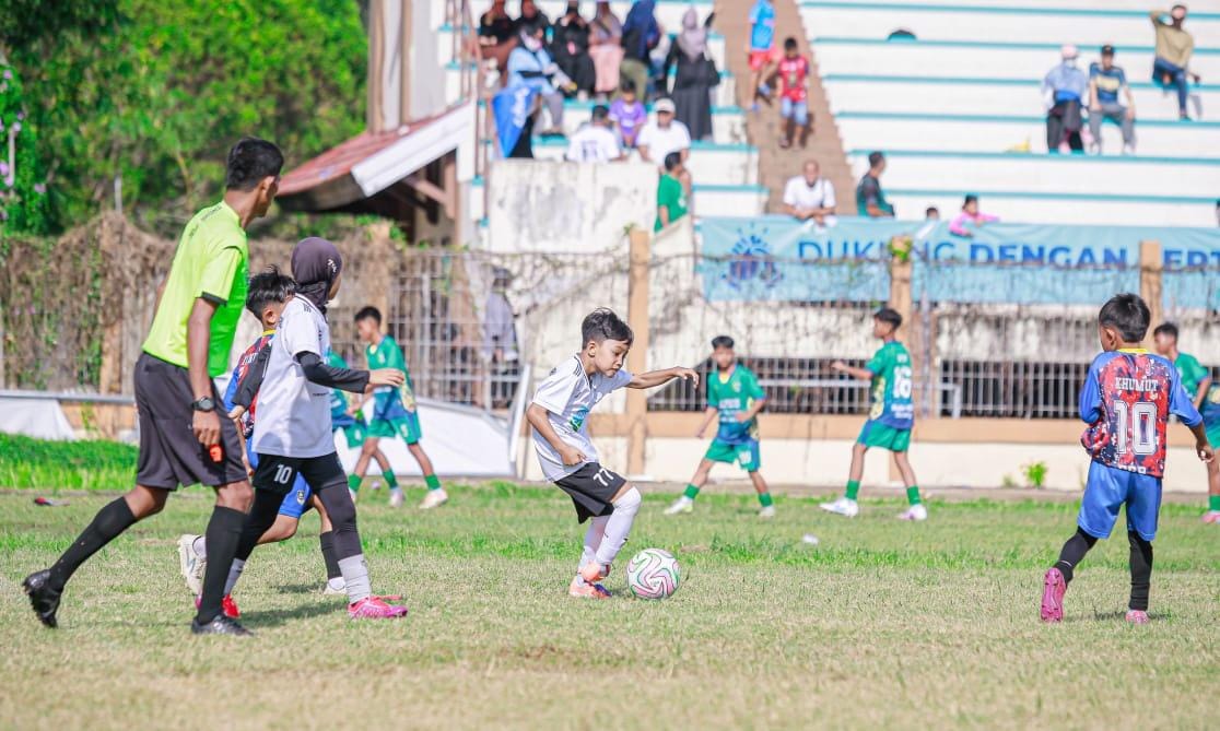 USIA DINI: Pemain usia dini bertanding di Saling Jaga Soccer.