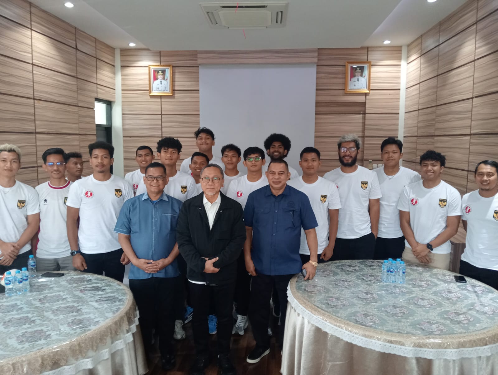 Dewan Pembina PB ABTI Zulkifli Hasan bersama jajaran PB ABTI dan anggota Komisi V DPR RI Boyman Harun menemani Zulkifili Hasan saat meninjau Pelatnas Timnas bola tangan Indonesia di Pontianak.