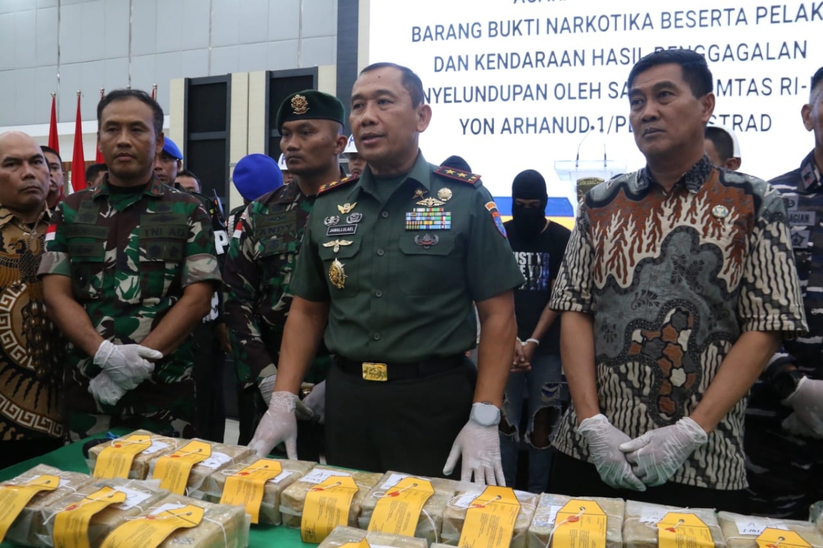 Pangdam XII/Tanjungpura, Mayjen TNI Jamallulael menyerahkan barang bukti dan pelaku kepada BNN Provinsi Kalbar di Aula Sudirman Makodam XII/Tanjungpura pada Kamis (27/11).
