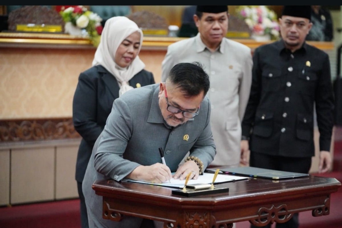 DPRD dan Pemprov Kalbar menandatangani berita acara persetujuan bersama terhadap Raperda APBD Tahun Anggaran 2026.
