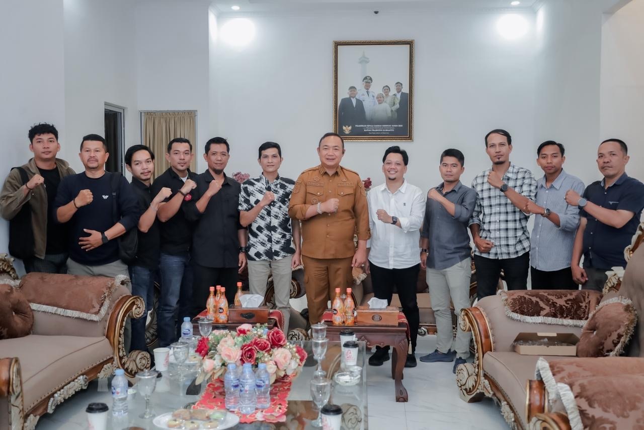 AUDIENSI : Bupati Ketapang, Alexander Wilyo, menerima kunjungan pengurus AJK di rumah dinasnya, Selasa (25/11) siang.