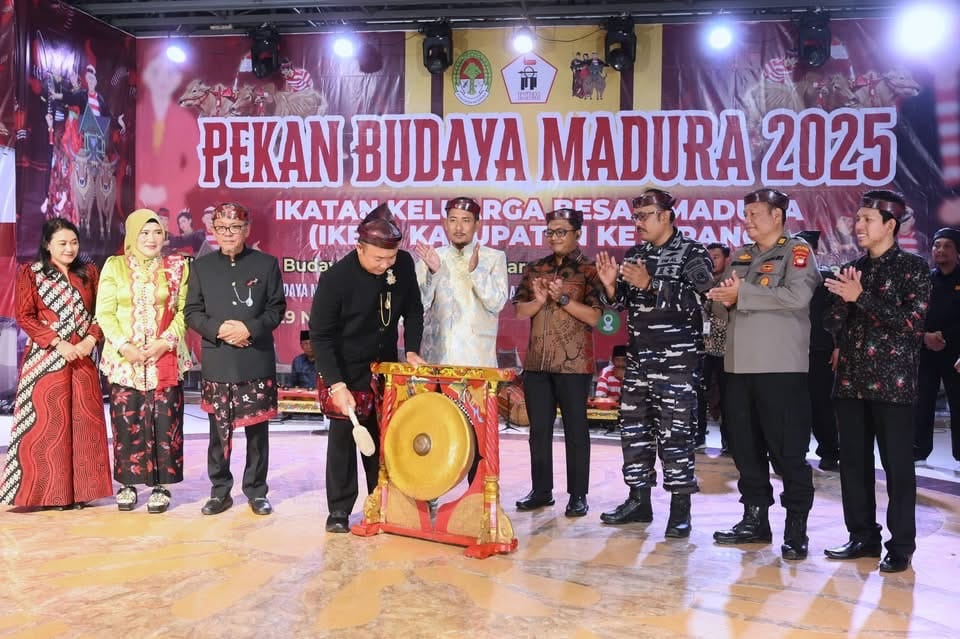 BUDAYA : Bupati Ketapang, Alexander Wilyo, secara resmi membuka Pekan Budaya Madura di Pentas Seni Balai Sungai Kedang, Selasa (25/11) malam.
