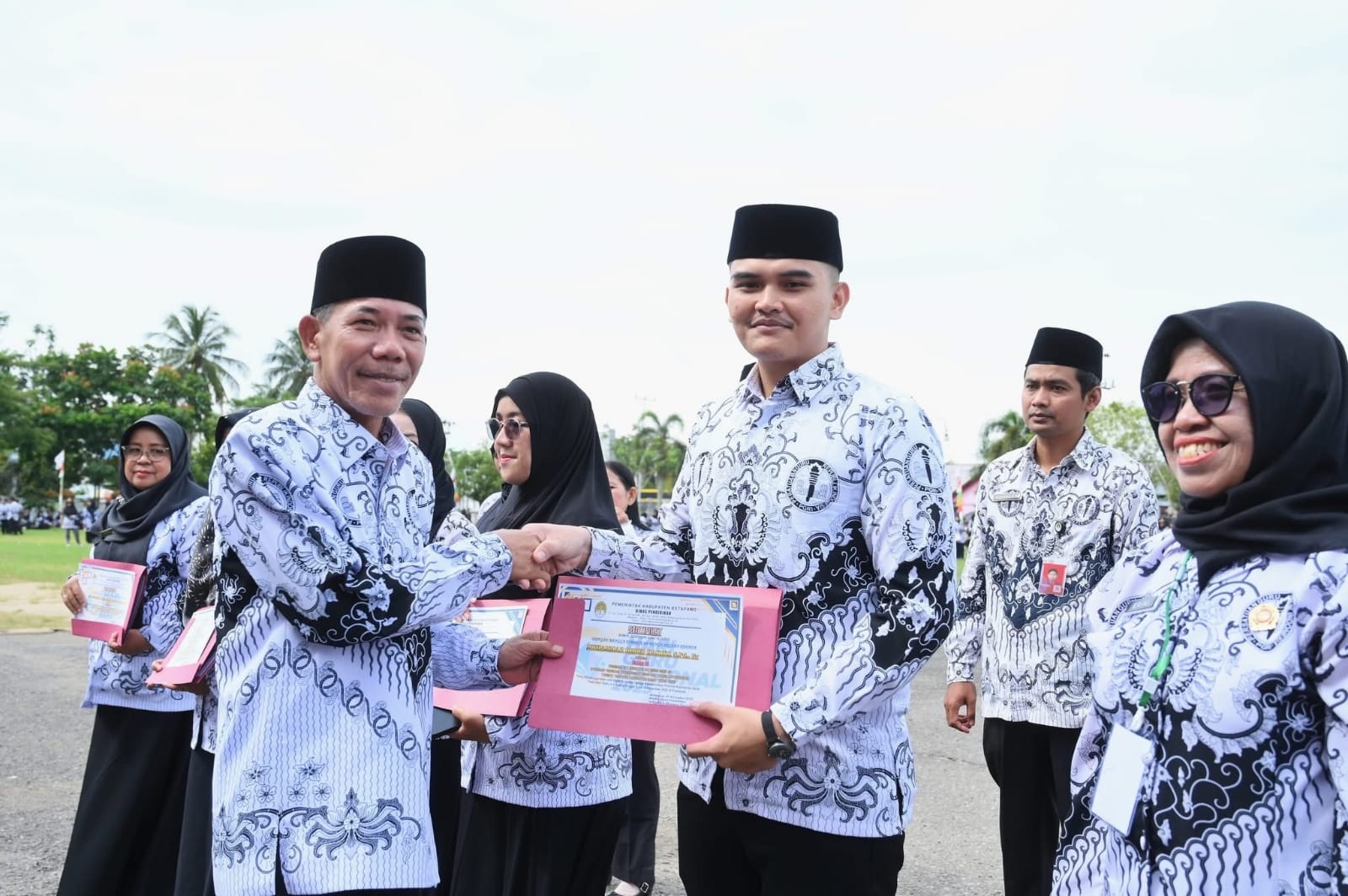 PENGHARGAAN : Wabup Ketapang, Jamhuri Amir, menyerahkan penghargaan kepada guru dan siswa berprestasi sebagai bentuk apresiasi atas dedikasi dan pencapaian yang berhasil diraih.