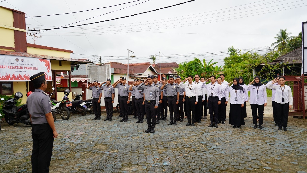 Pegawai Imigrasi Putussibau saat mengikuti apel rutin.