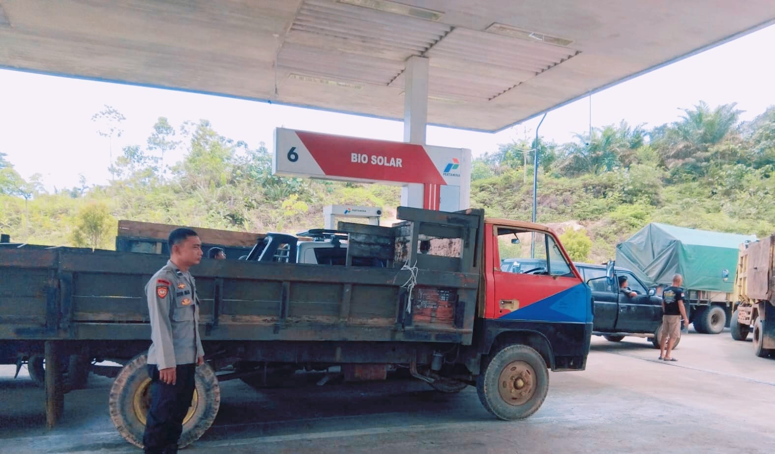 Anggota Polsek Mandor saat melakukan pengamanan antrean BBM di SPBU Mandor.  Amankan Antrean SPBU di Mandor