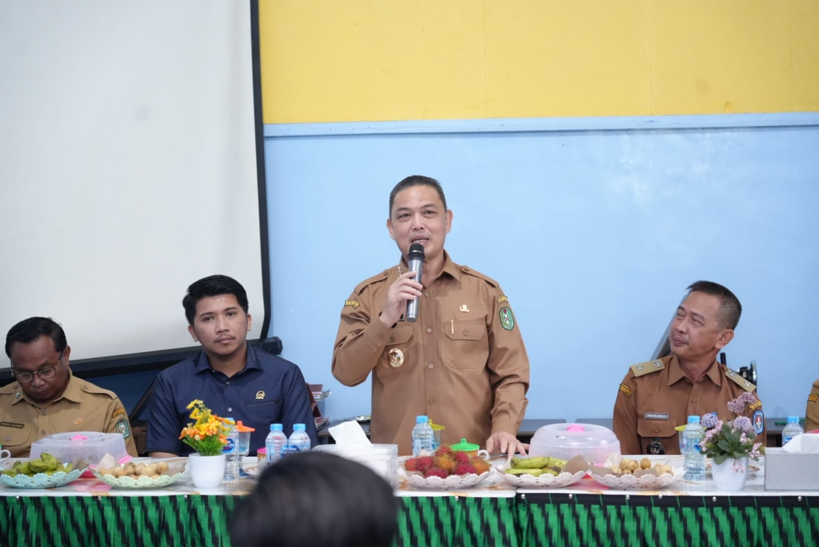 DIALOG: Gubernur Kalimantan Barat Ria Norsan saat berdialog dengan masyarakat di Desa Sungai Itik.