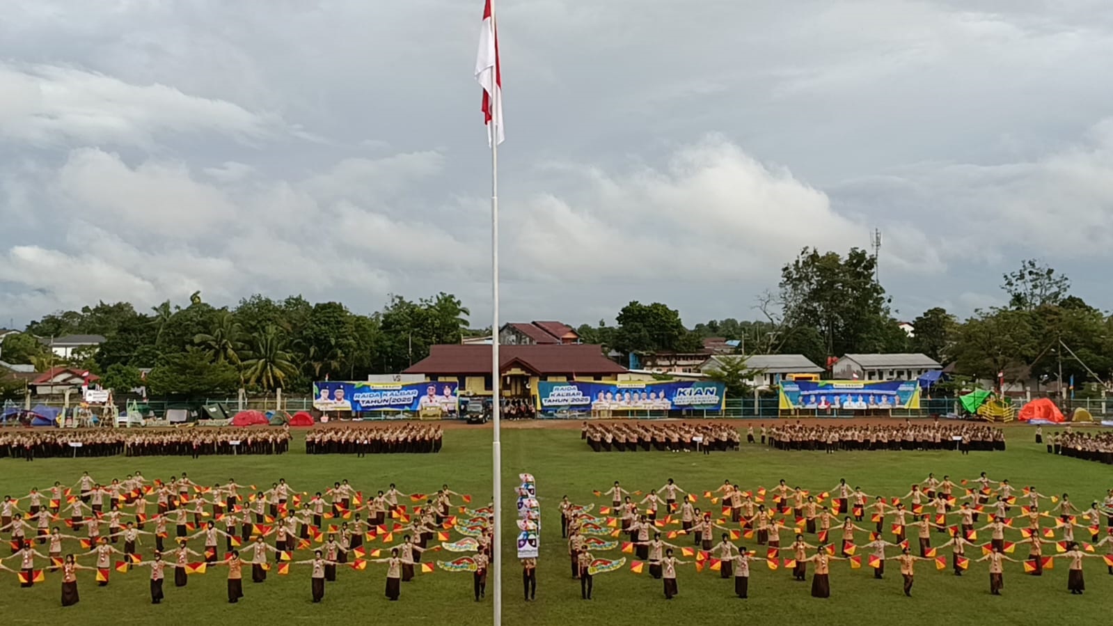 BERKUMPUL: Sebanyak 662 anggota Pramuka dari seluruh Kalimantan Barat berkumpul di Stadion Baning untuk mengikuti Raimuna Daerah Kalimantan Barat 2025, yang berlangsung hingga 29 November.