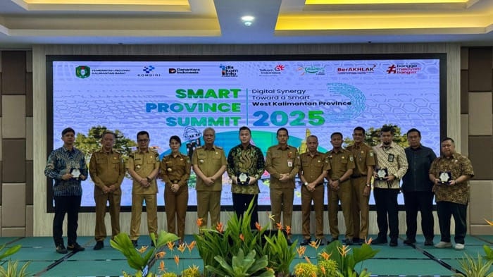 Para kepala daerah berfoto bersama Sekretaris Daerah Provinsi Kalbar, Harisson dalam Forum Smart Province Kalimantan Barat 2025 dan meluncurkan Layanan Internet Publik untuk pemerataan akses digital.