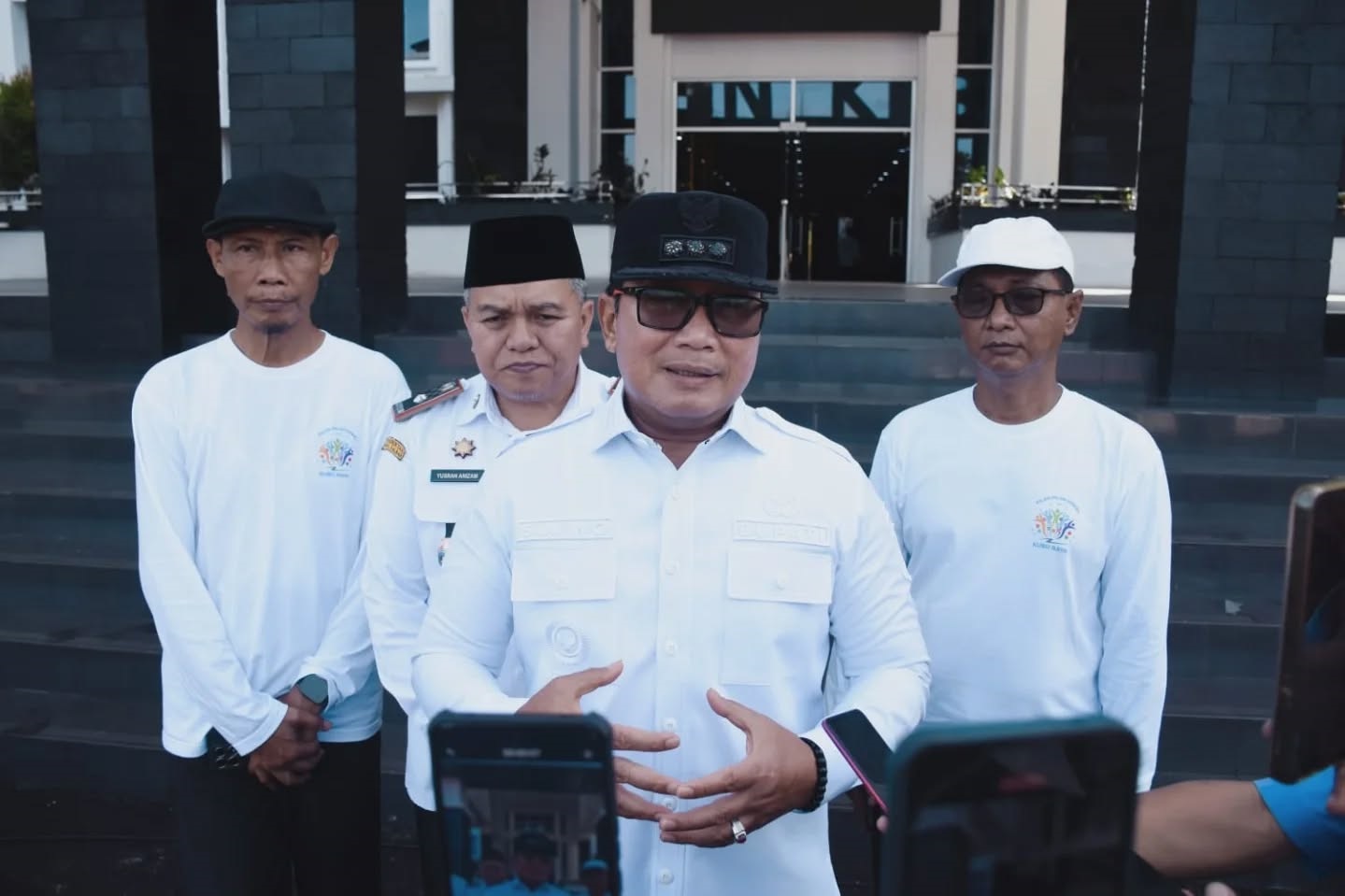 WAWANCARA: Bupati Kubu Raya, Sujiwo saat diwawancara. Dia mengungkapkan keberhasilan pemekaran desa setelah mendapatkan izin dari pemerintah pusat.