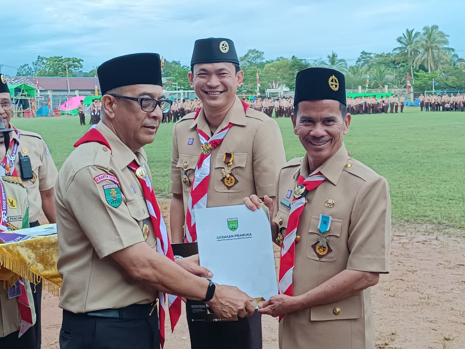 PENGHARGAAN: Ketua Kwartir Daerah Gerakan Pramuka Kalimantan Barat, Syarief Abdullah Alkadrie menyerahkan penghargaan kepada Bupati Sintang, Gregorius Herkulanus Bala.