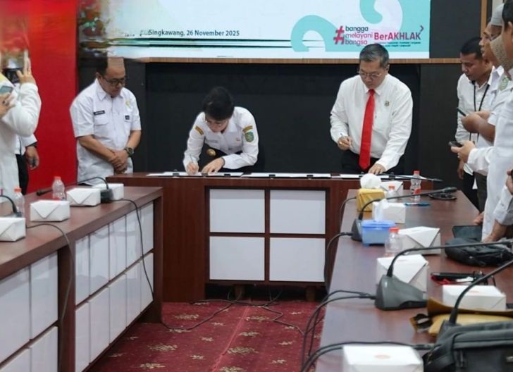Wali Kota Singkawang, Tjhai Chui Mie, bersama Kepala Kejaksaan Negeri Singkawang, Imang Job Marsudi, menandatangani MoU untuk memperkuat tata kelola pemerintahan yang bersih dan akuntabel.