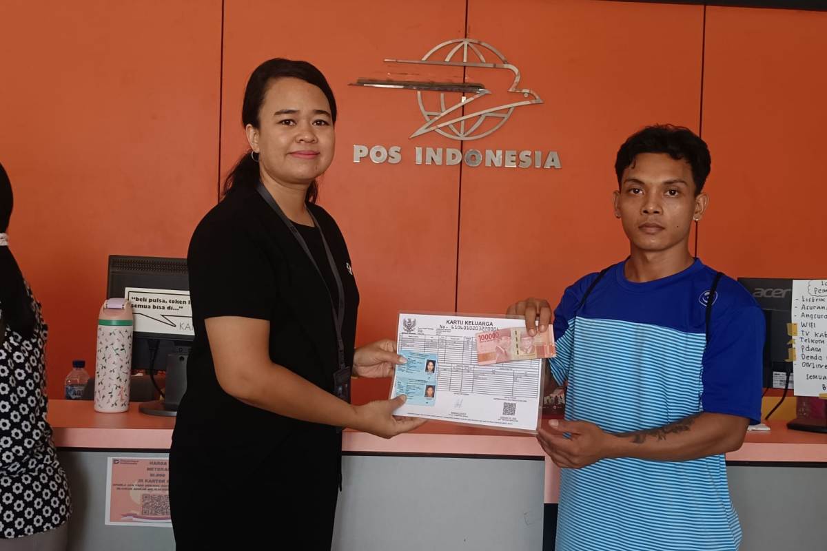 Conny Pasaribu Kepala Kantor Pos Cabang Pembantu PutusFotou saat menyerahkan BLTS Kesra kepada masyarakat Kapuas Hulu.