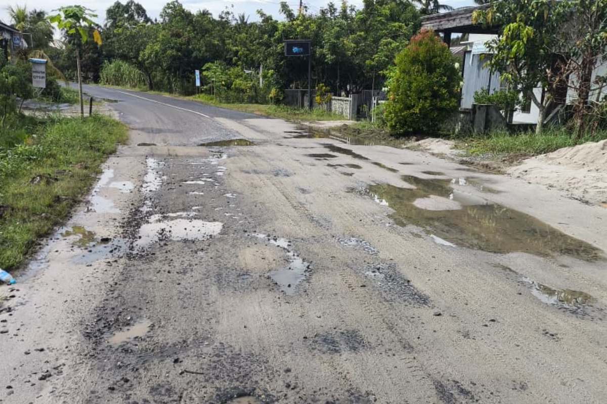 Kondisi Jalan Sungai Mengkuang di Desa Pangkalan Buton kecamatan Sukadana kembali rusak padahal baru saja diperbaiki.