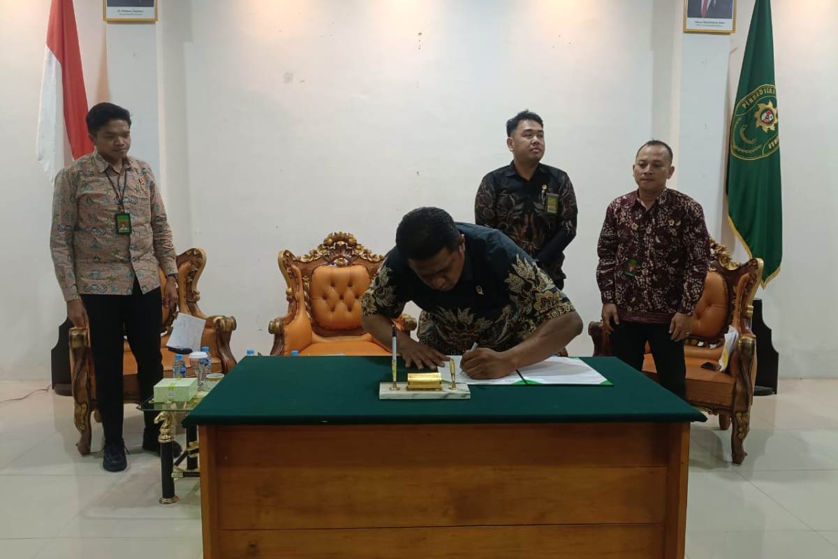 Ketua Pengadilan Negeri Putussibau, Jhon Malvino Seda Noa Wes saat menandatangani berita acara forum konsultasi publik dalam peningkatan pelayanan publik bagi Pengadilan Negeri Putussibau.