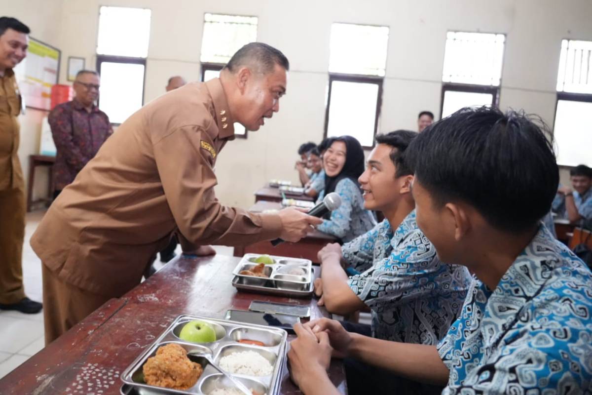Gubernur Kalimantan Barat Ria Norsan saat berinteraksi dengan siswa ketika meninjau pelaksanaan MBG di SMA Negeri 1 Sungai Kakap, Kabupaten Kubu Raya, baru-baru ini.