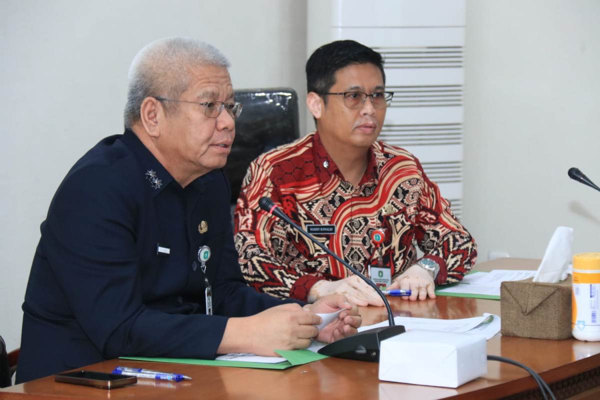 Sekda Kalbar, Harisson memimpin rapat koordinasi kesiapan ketersediaan bahan pangan dan Bapokting pada Kamis (27/11).