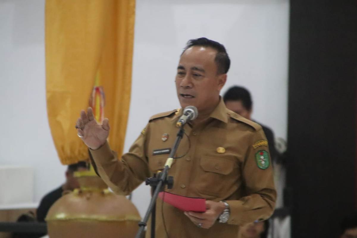 Wagub Kalbar, Krisantus Kurniawan memberikan arahan sebelum melepas Tim Kesenian Kalbar yang akan mengikuti Parade Tari Nusantara ke-41 2025 di TMII Jakarta.