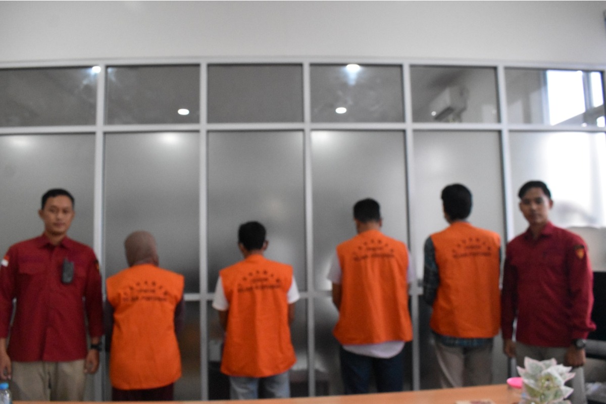 Kejari Pontianak saat menahan empat orang tersangka dalam dugaan tindak pidana korupsi pada penyaluran KUM di salah satu bank nasional, Rabu (26/11).