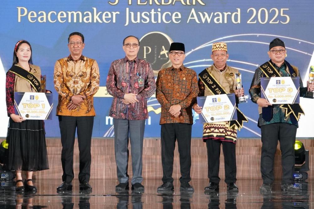 Anugerah Peacemaker Justice Award 2025 kepada kepala desa dan lurah yang berperan sebagai juru damai di Posbankum.
