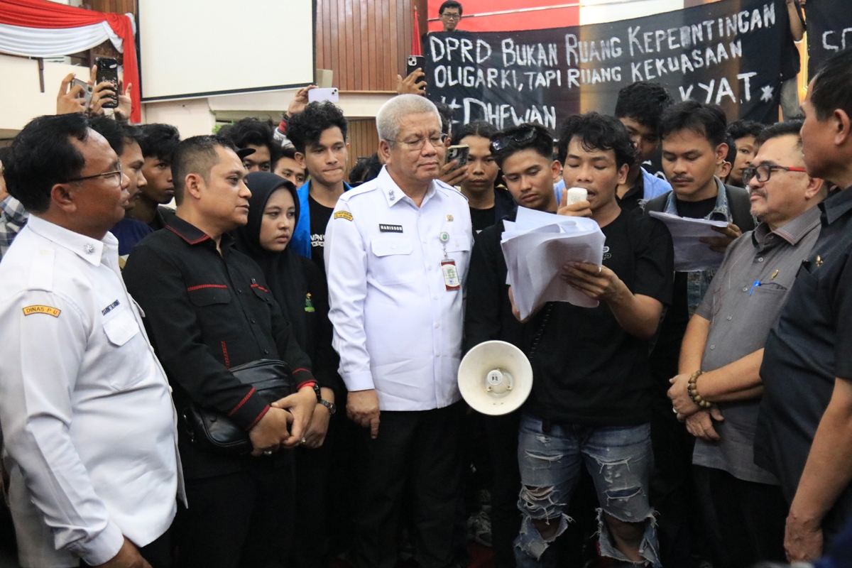 Sekda Kalimantan Barat, Harisson, menemui para demonstran di Kantor DPRD Kalbar pada Rabu (26/11).