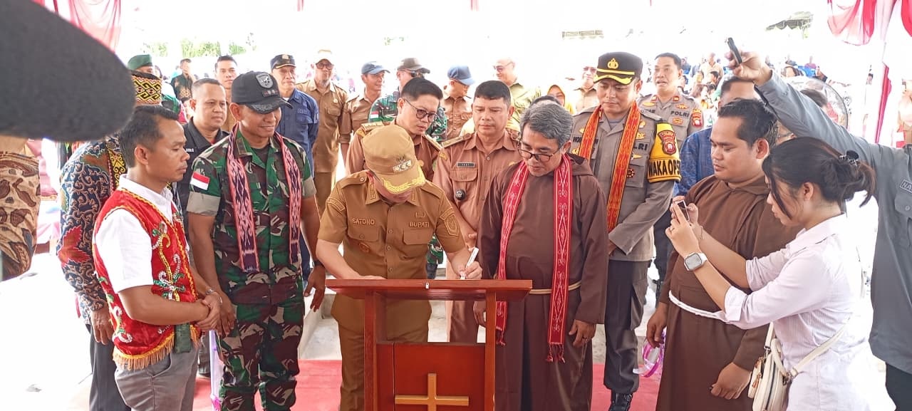 DIRESMIKAN: Bupati Sambas saat meresmikan Rumah Singgah Kapusin Santok.