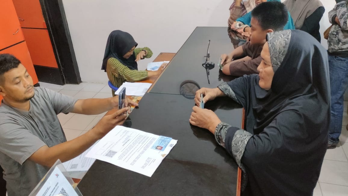 POS: Warga mengambil BLT Kesra di Kantor Pos Sungai Pinyuh.