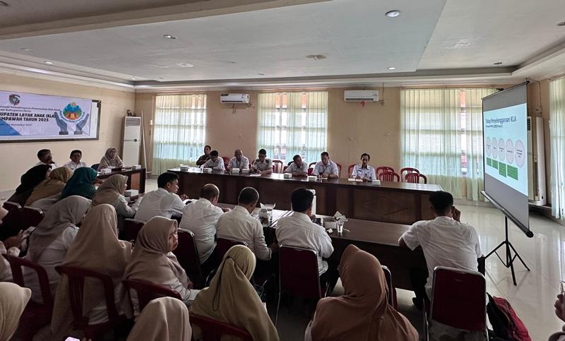 PERTEMUAN: Suasana rapat evaluasi KLA Pemkab Mempawah.