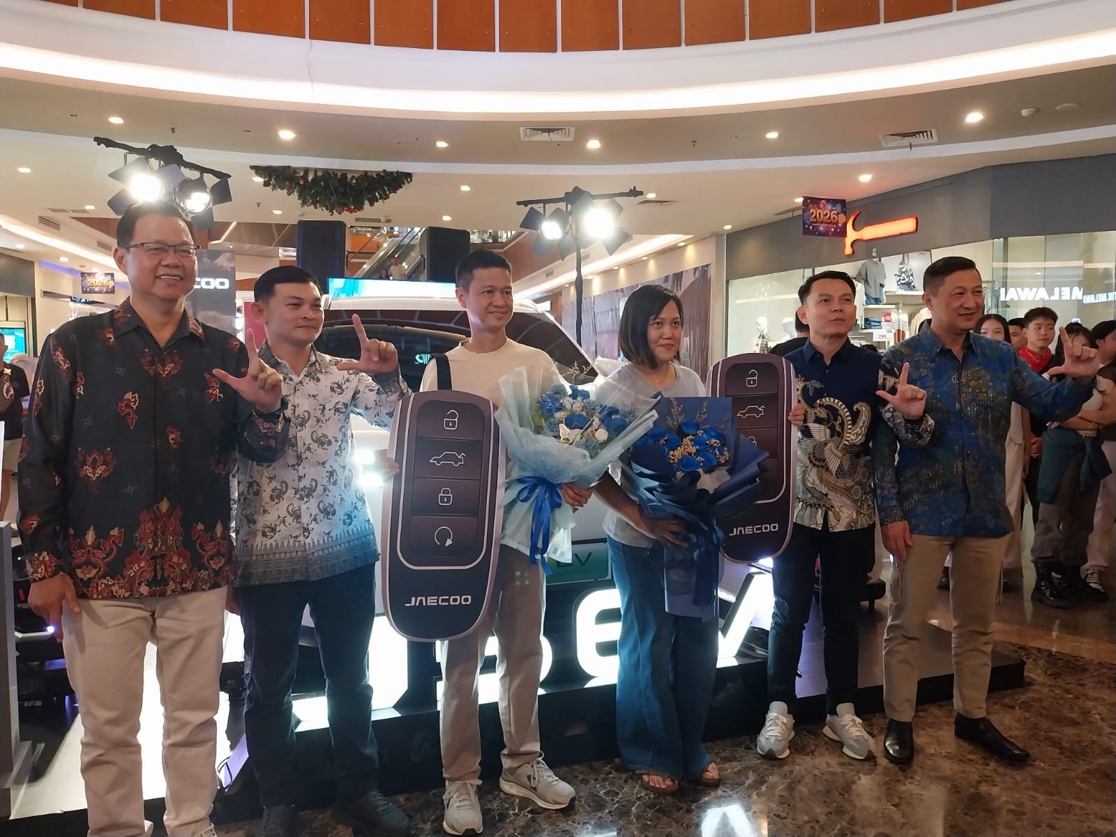 Launching Jaecoo J5 EV di Pontianak: Perwakilan Jaecoo bersama dua pelanggan pertama menerima simbolis penyerahan unit di Ayani Mega Mall.