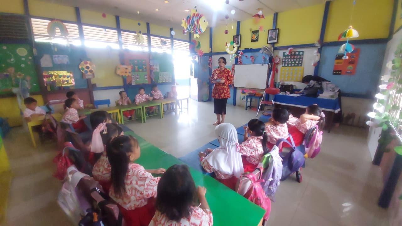 AJAK SISWA: Pengurus DWP Sintang mengajak siswa TK Negeri 5 belajar melalui permainan dan cerita bergambar.