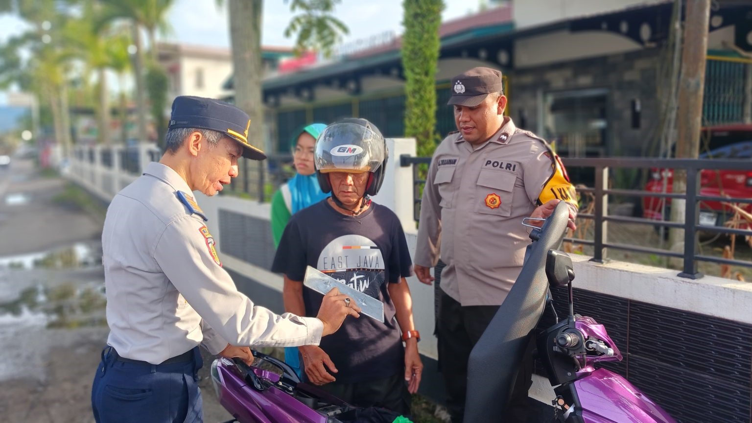 PERIKSA: Petugas Polres Singkawang memeriksa kelengkapan kendaraan dalam Operasi Zebra Kapuas 2025.